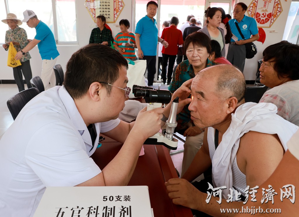 医生为山区群众义诊。李易真摄 医生为山区群众义诊。李易真摄